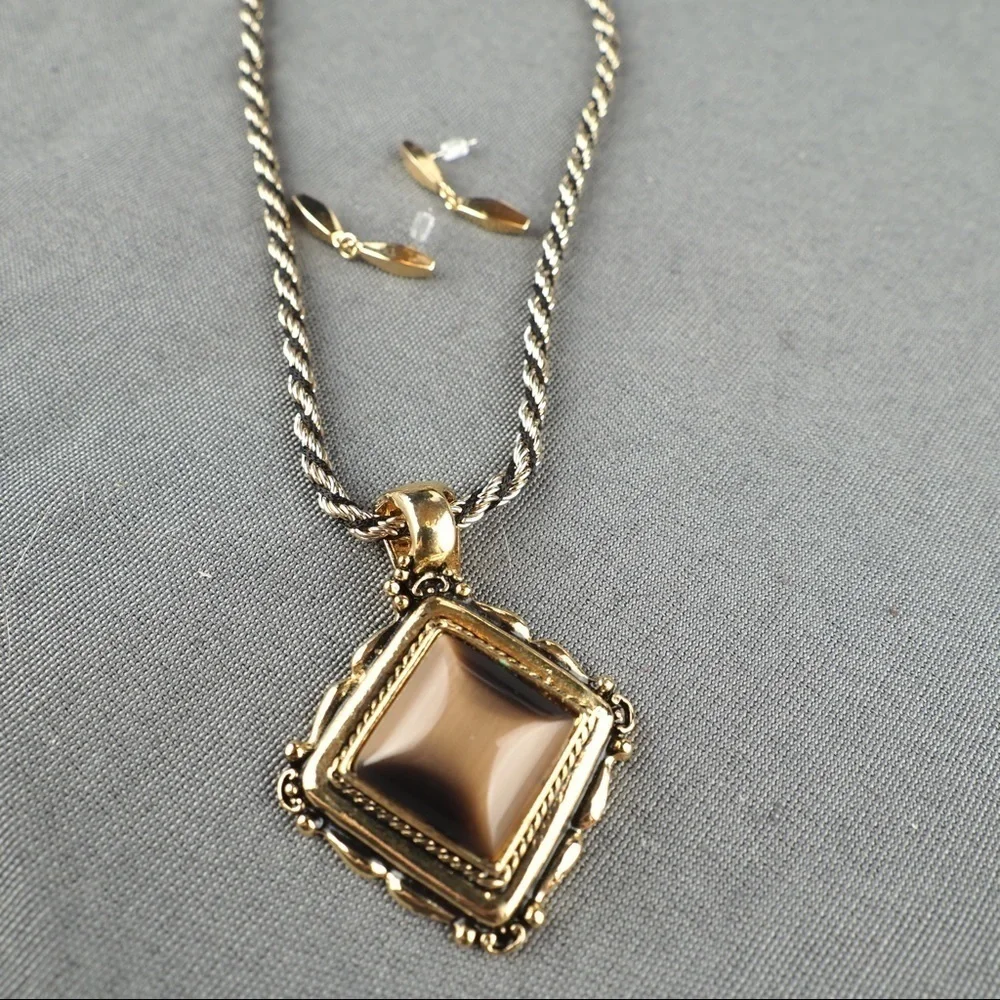 Unique brown gold pendant on thick rope chain